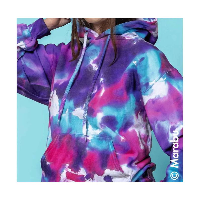 Hoodie i bomull med intensiva tie-dye färger i lila, rosa och turkos.