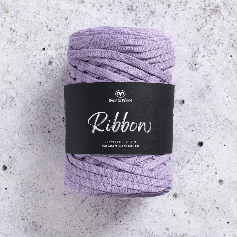 Ribbon Blandgarn, tubgarn, i färgen Violet Tulle från Svarta fåret