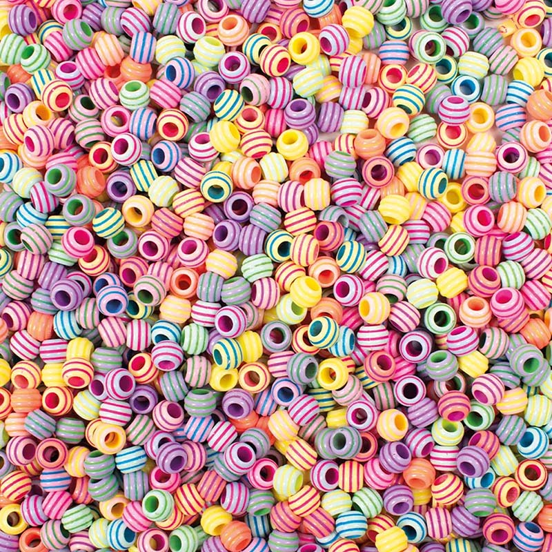 Närbild av runda pärlor med färgade ränder i pastellnyanser