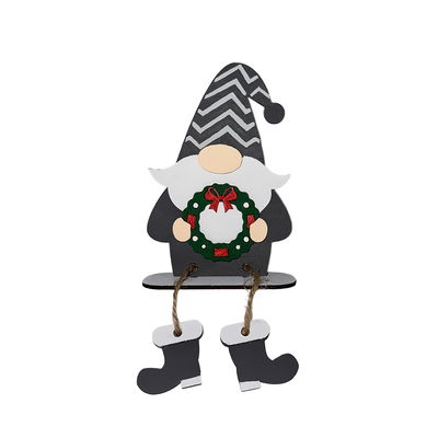 Tomte på kant med krans DIY-kit Cria Tomte i trä som håller en julkrans, målad med rött, vitt och grönt, DIY-kit från Cria