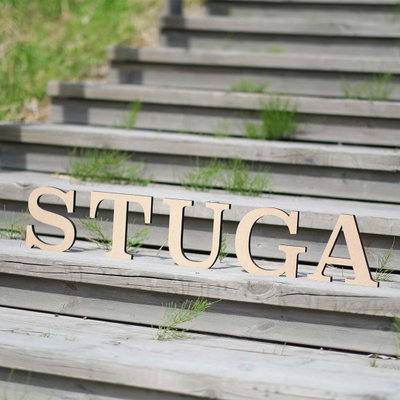 Ordet stuga i stående träbokstäver 15 cm