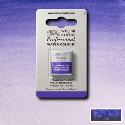 Färgprov och förpackning, Ultramarine Violet halvkopp Winsor & Newton Professional Water Colour Ultramarine Violet i halvkopp som visas mot målad bakgrund i samma färg.