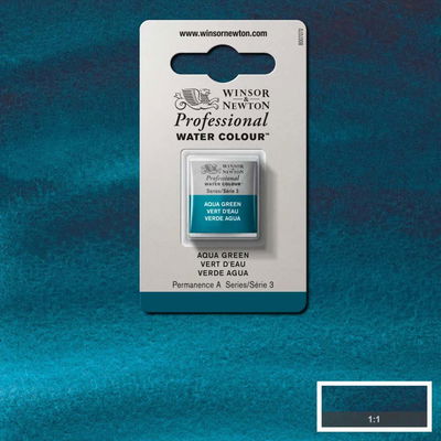 Färgprov och förpackning, Aqua Green halvkopp Winsor & Newton Professional Water Colour Aqua Green i halvkopp som visas mot målad bakgrund i samma färg.