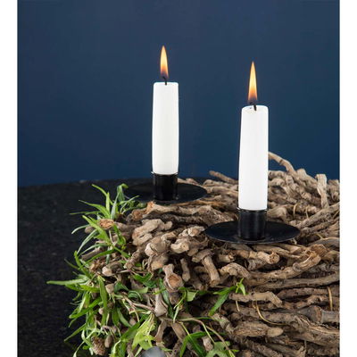 Krans med svarta ljushållare för kronljus. Ljushållarna har en pinne / stick som gör att man kan sticka ner dem i kransen och de står då stadigt
