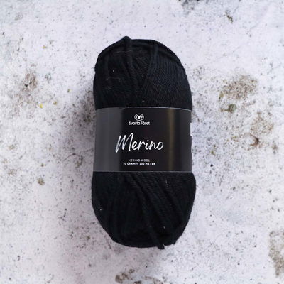 Svarta Fåret Merinogarn Pitch Black 50 g nystan av mjuk merinoull