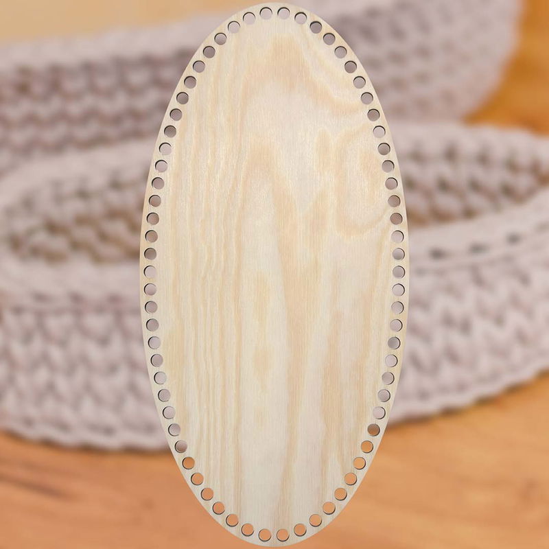 Smal oval korgbotten, dia. 12x40 cm, i ljus furuplywood med 9 mm hål, placerad mot en bakgrund en virkad korg