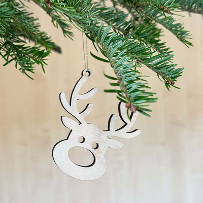 Trähänge i form av en ren med utskuren nos, i naturlig plywood och hängande i gran.