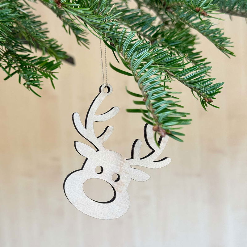 Trähänge i form av en ren med utskuren nos, i naturlig plywood och hängande i gran.