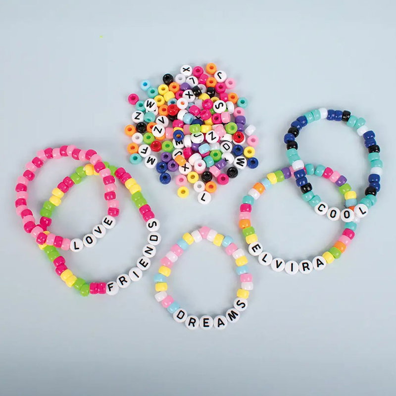 Fyra namnarmband med texterna LOVE, FRIEND, DREAMS, ELVIRA och COOL gjorda av pony beads