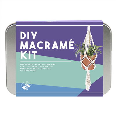 DIY Makramé Kit i plåtask med bild på hängande kruka