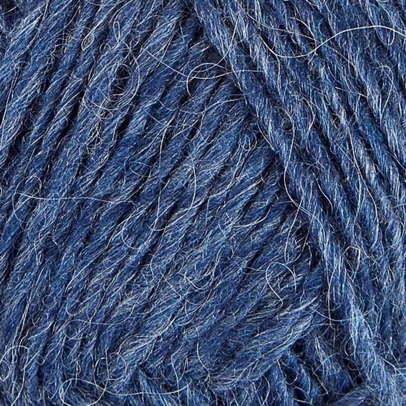Närbild på Léttlopi ullgarn i färgen Fjord Blue, 50 g nystan av 100 % ny isländsk ull