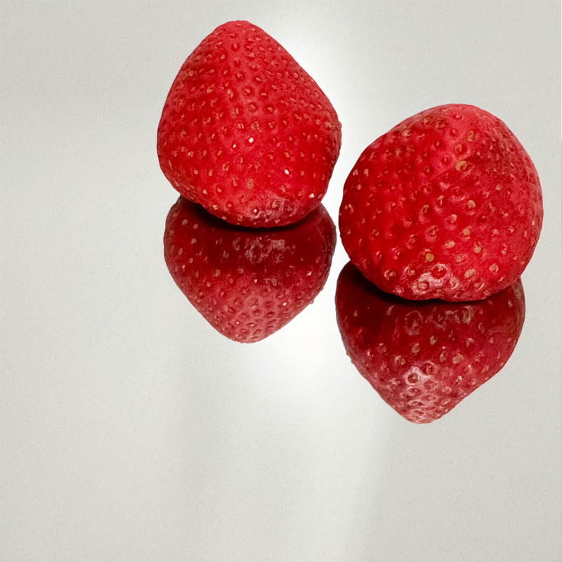 Spegelplast HIPS som visar två stycken jordgubbar som reflekteras i spegeln