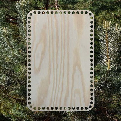 Rektangulär korgbotten 30x20 cm i ljus furuplywood med 9 mm hål, placerad mot en bakgrund av gröna tallgrenar.