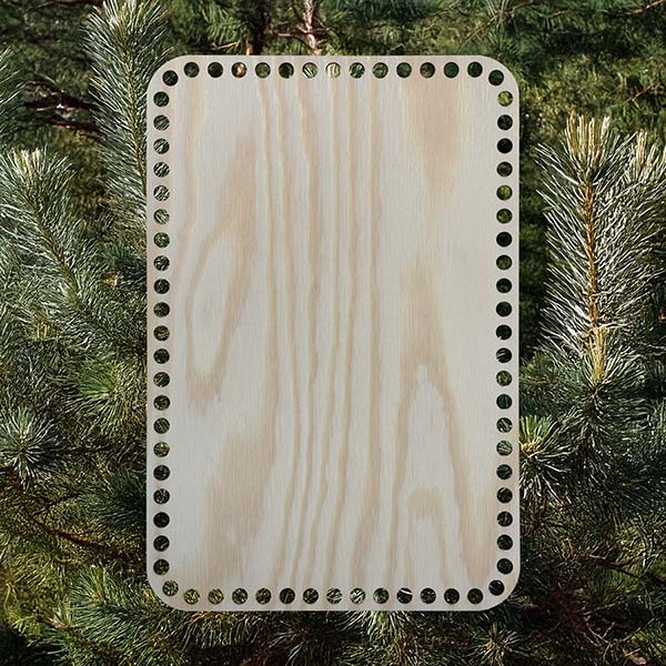 Rektangulär korgbotten 30x20 cm i ljus furuplywood med 9 mm hål, placerad mot en bakgrund av gröna tallgrenar.