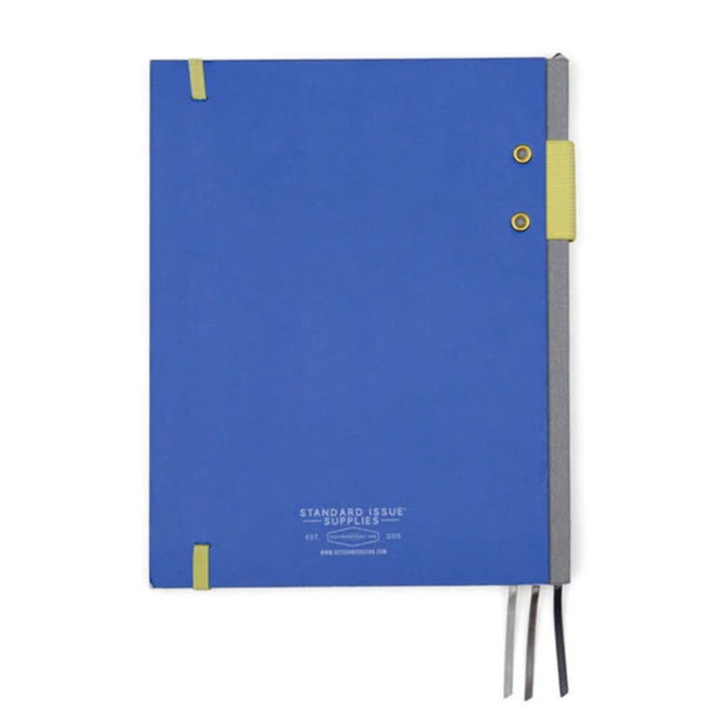 Baksida av Standard Issue skrivbok i Kobaltblå och Citron med tygklädd rygg och elastisk stängning.