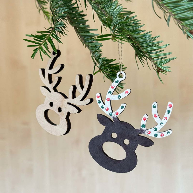 Två julhängen i form av renar, en målad med färgglada horn och en i naturlig plywood, charmig juldekoration