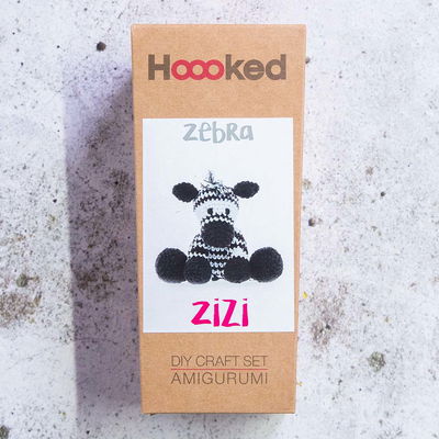 Hooked DIY-kit Amigurumi Zebra Zizi förpackning