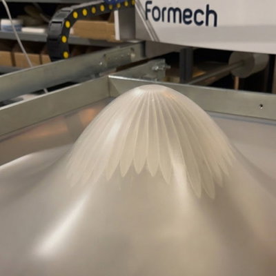 Vakuumformningsmaskin som avformar ett högt objekt