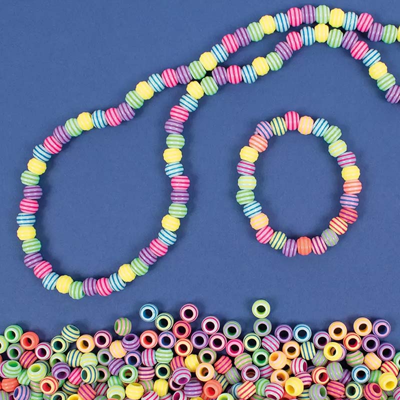 Halsband och armband trädda av randiga pastellpärlor