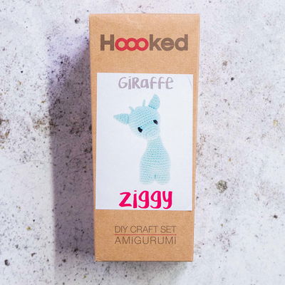 Hooked DIY-kit Amigurumi Giraffe Spring Ziggy förpackning