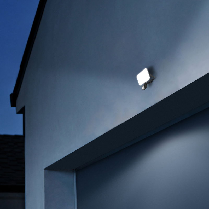 VIDEX | LED strålkastare 30W med sensor | Kallvit 5000K | IP65