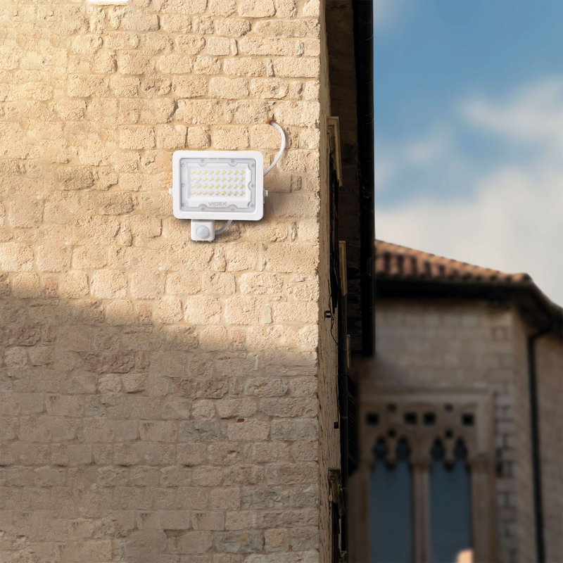 VIDEX | LED strålkastare 30W med sensor | Kallvit 5000K | IP65 | Vit