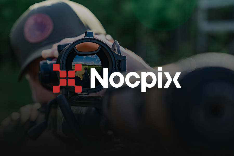 Tonad bild på Nocpix kikarsiktet ACE. Över bilden ligger Nocpix logotyp med rött emblem och vit text.