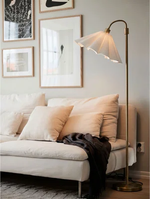 Mässingsgolvlampa med blomblads-lampskärm