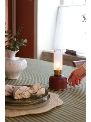 Mörkröd bordslampa med mässingsdetaljer