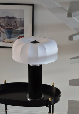 Hög bordslampa i svart och silver metall