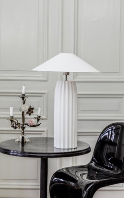 Vit bordslampa på utförsäljning