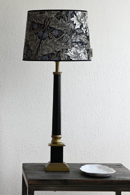 Bordslampa i svart och mässing på rea