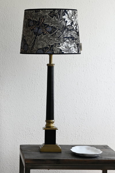 Bordslampa i svart och mässing på rea