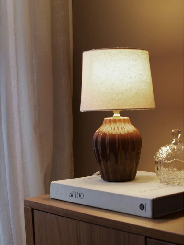 Bordslampa för fönster och sidobord i vardagsrum