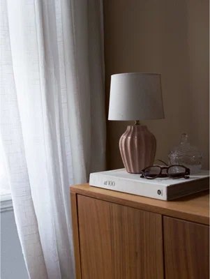 Rosa Bordslampa i keramik och lampskärm i linne