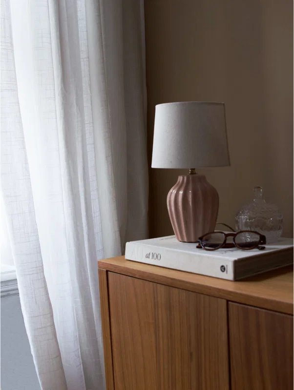 Rosa Bordslampa i keramik och lampskärm i linne