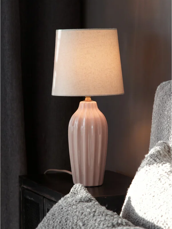 Ljusrosa räfflad bordslampa i keramik