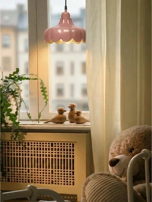Rosa, romantisk fönsterlampa med design av blommor