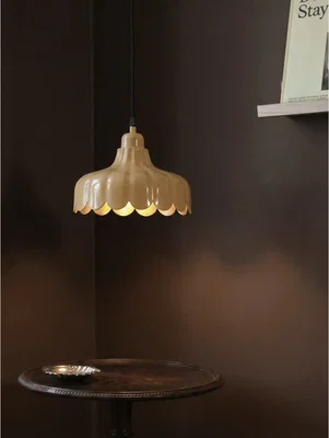 Gul fönsterlampa formad som en blomma