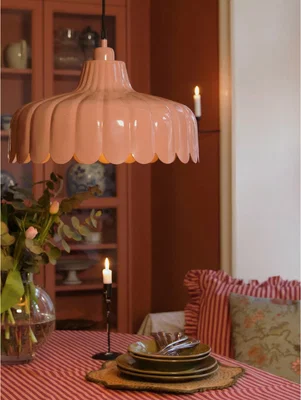 Mellan-rosa taklampa med guldiga detaljer