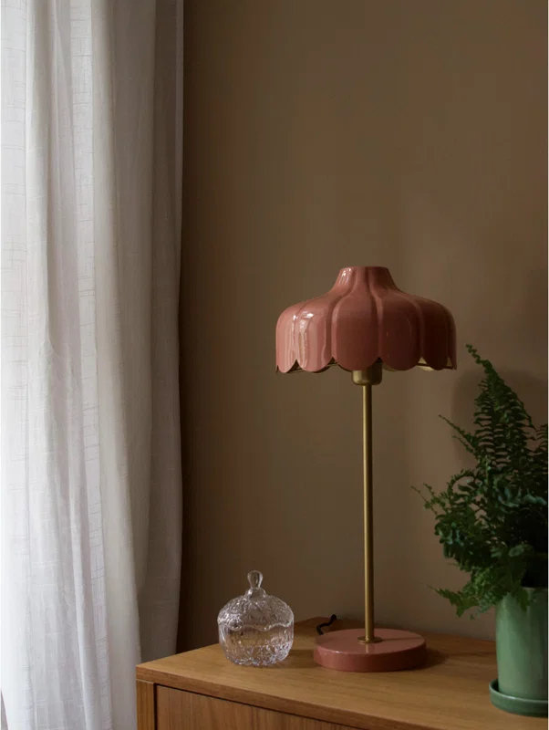Rosa och guld bordslampa med blom-design