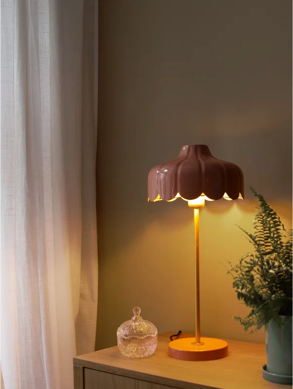 Bordslampa formad som en blomma i en rosa färg