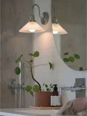 Elegant vägglampa för badrum i glas