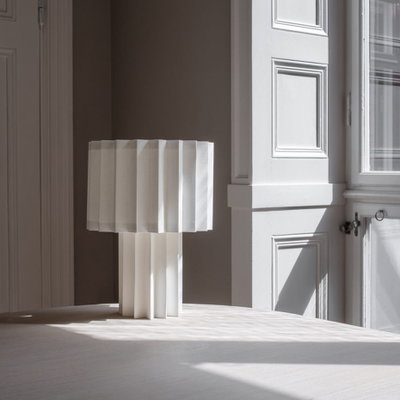 Plissé Bordslampa Vit Textil från Örsjö Belysning