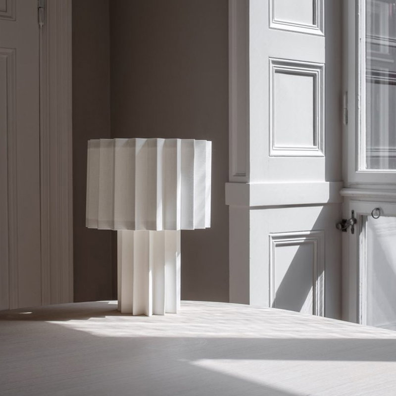 Plissé Bordslampa Vit Textil från Örsjö Belysning