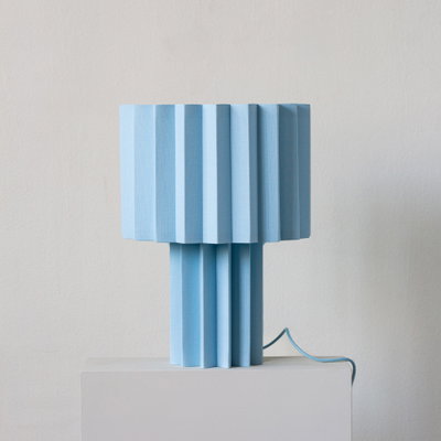 Ljusblå Bordslampa i veckad textil