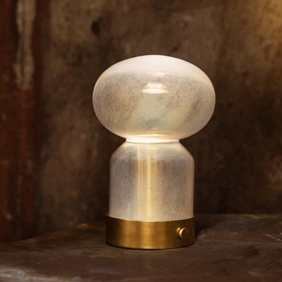 Portabel bordslampa i handblåst glas och Rå Mässing
