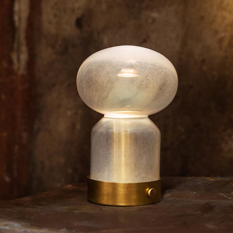 Portabel bordslampa i handblåst glas och Rå Mässing
