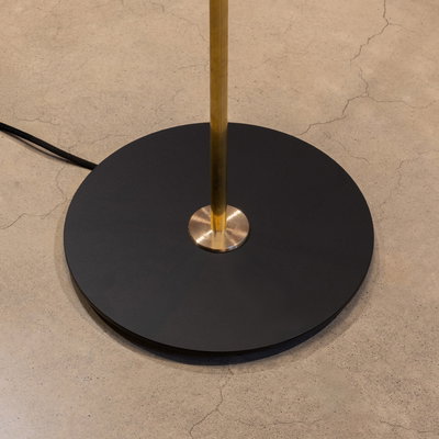 Bow Golvlampa Rå Mässing Lampfot