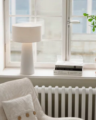 Trendig bordslampa komplett i linnetyg